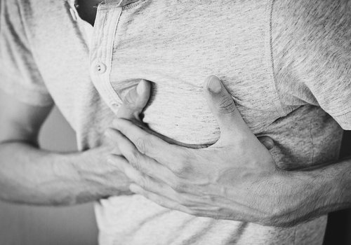 Почему сердечный приступ или стенокардия проявляются болью в левой руке или груди?